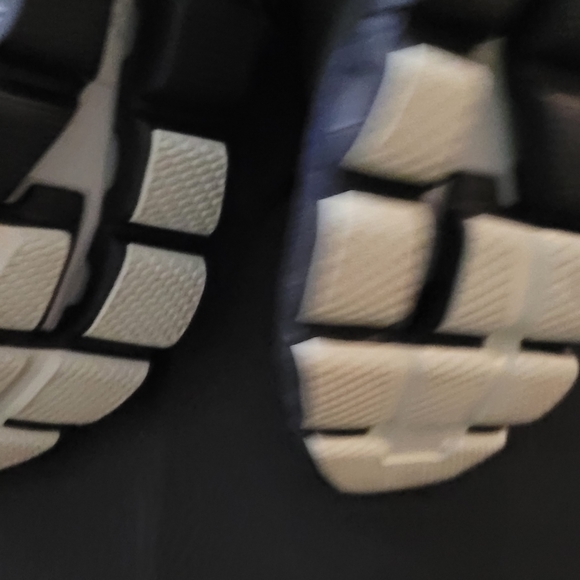 On Running Sneaker Cloudflyers women size 7.5 - Picture 11 of 12